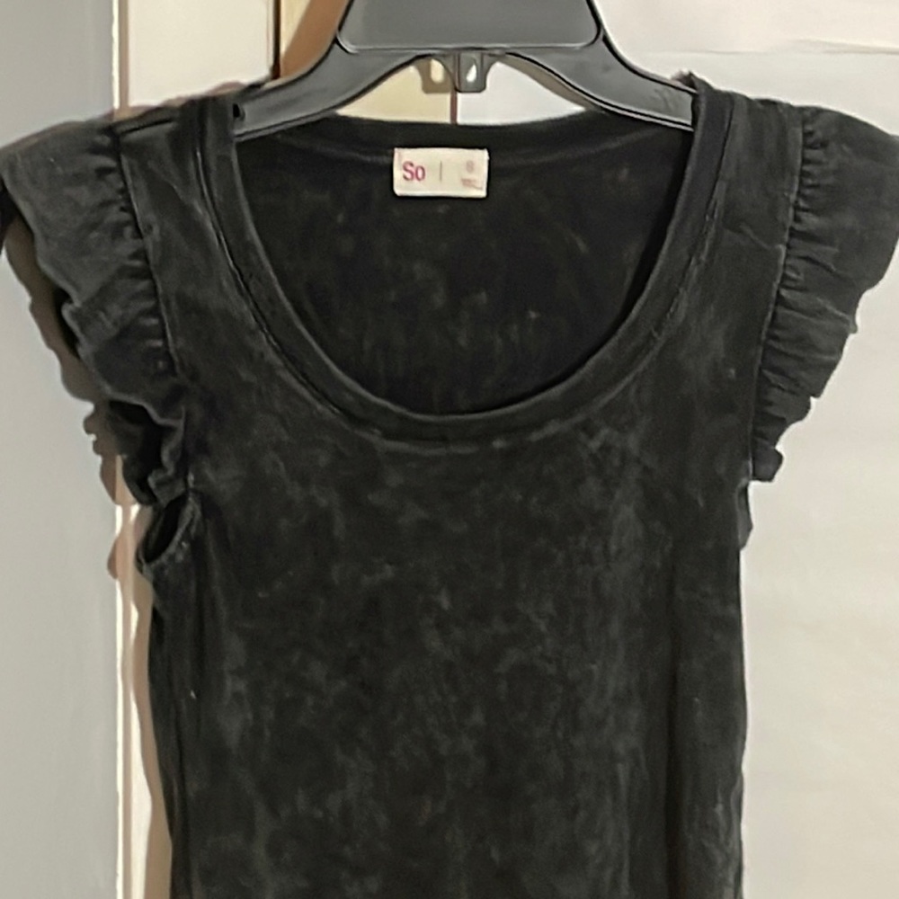 So girls top with ruffled short sleeves